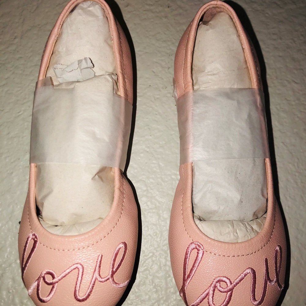 Ellen Degeneres Pink 'Love' Embroidered Kids Ballet Flats - Picture 4 of 11